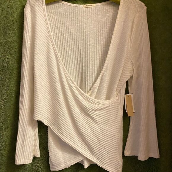 Urbanology Women’s Ivory Knit Top, size 2XL. (S 02) - Picture 1 of 4
